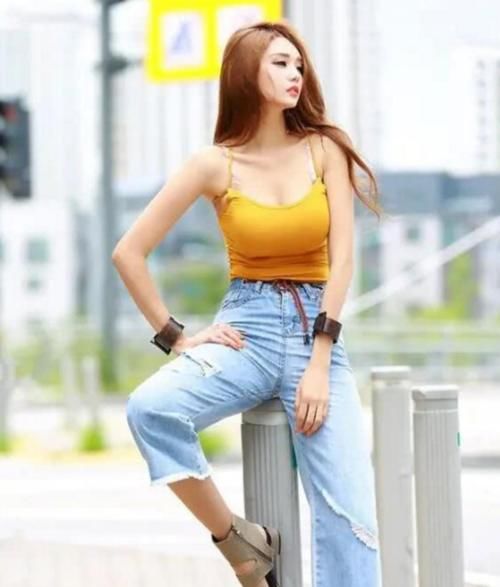  #经典#“爬墙头”的破洞牛仔裤，金发女郎的模特风采，网友：真经典！