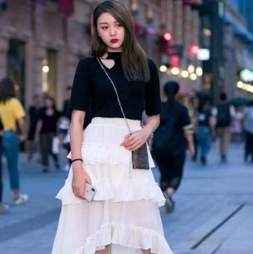  『优雅』养眼女神街拍：皎若秋月的美女，一件黑色上衣配白色裙子，时尚优雅迷人