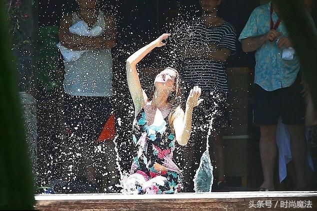 吉赛尔邦辰在38岁生日前在哥斯达黎加拍摄的照片中湿透了