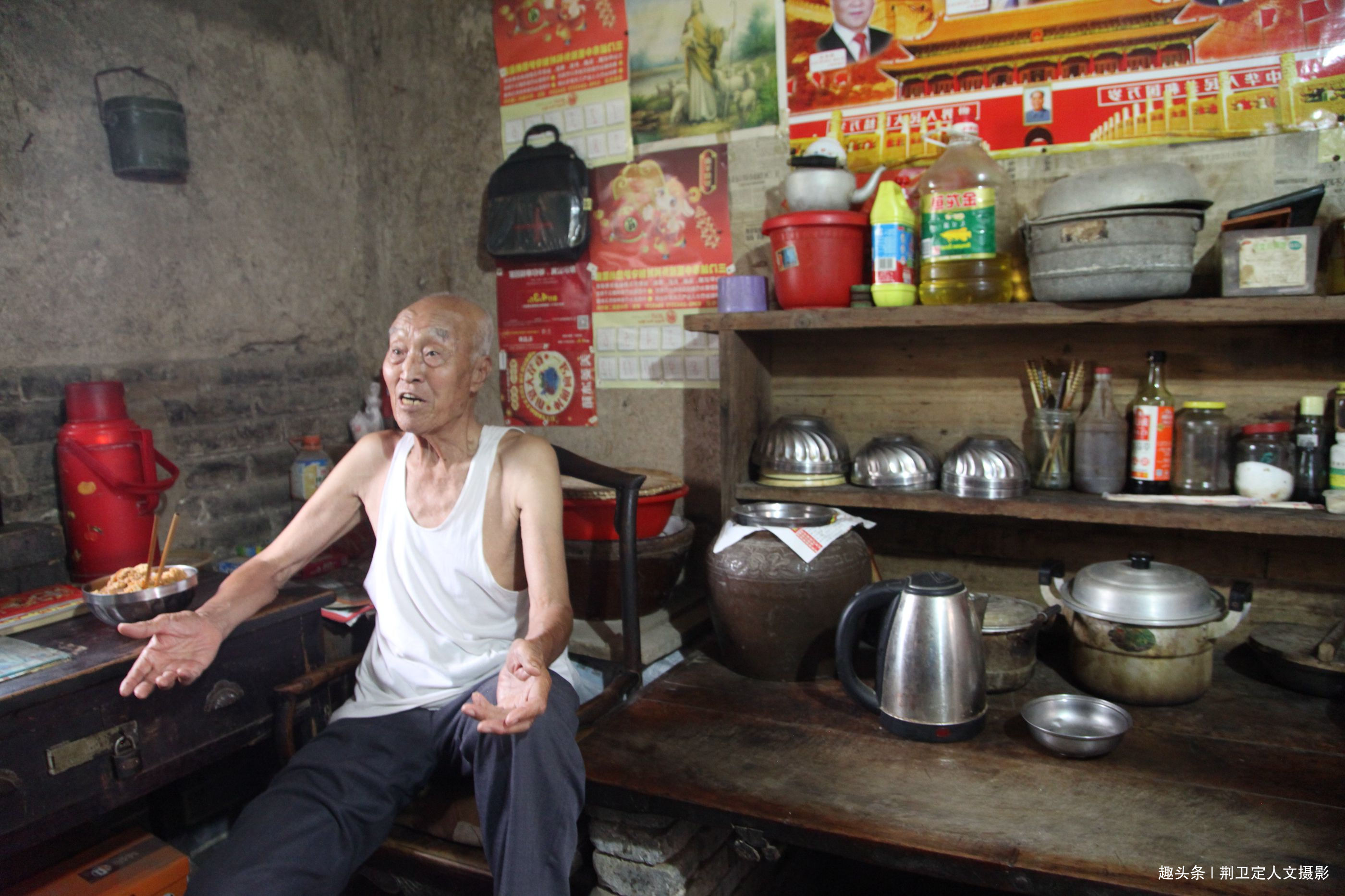 8旬老人居住200年豪宅，砖雕“百鸟朝凤”精美，看看啥样