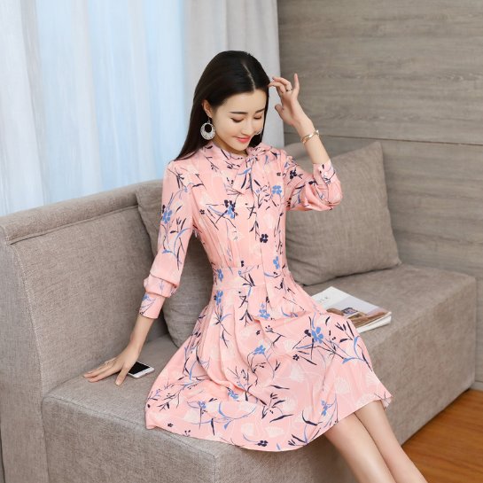 好身材要显摆，气质连衣裙凸显玲珑身材，时髦性感更有女人味