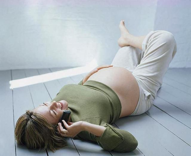 怀孕玩手机危害有多大?专家说关系不大,医生却统一如此回应!