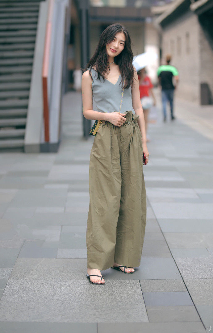 成都街拍,青春范十足的搭配,活泼又尽显女人风韵!