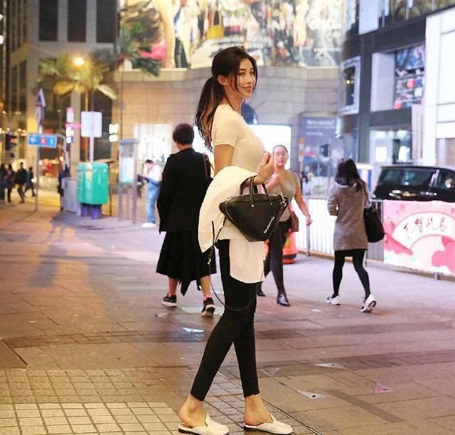  挡不住|时尚搭配：街拍女神黑白配，挡不住的气质