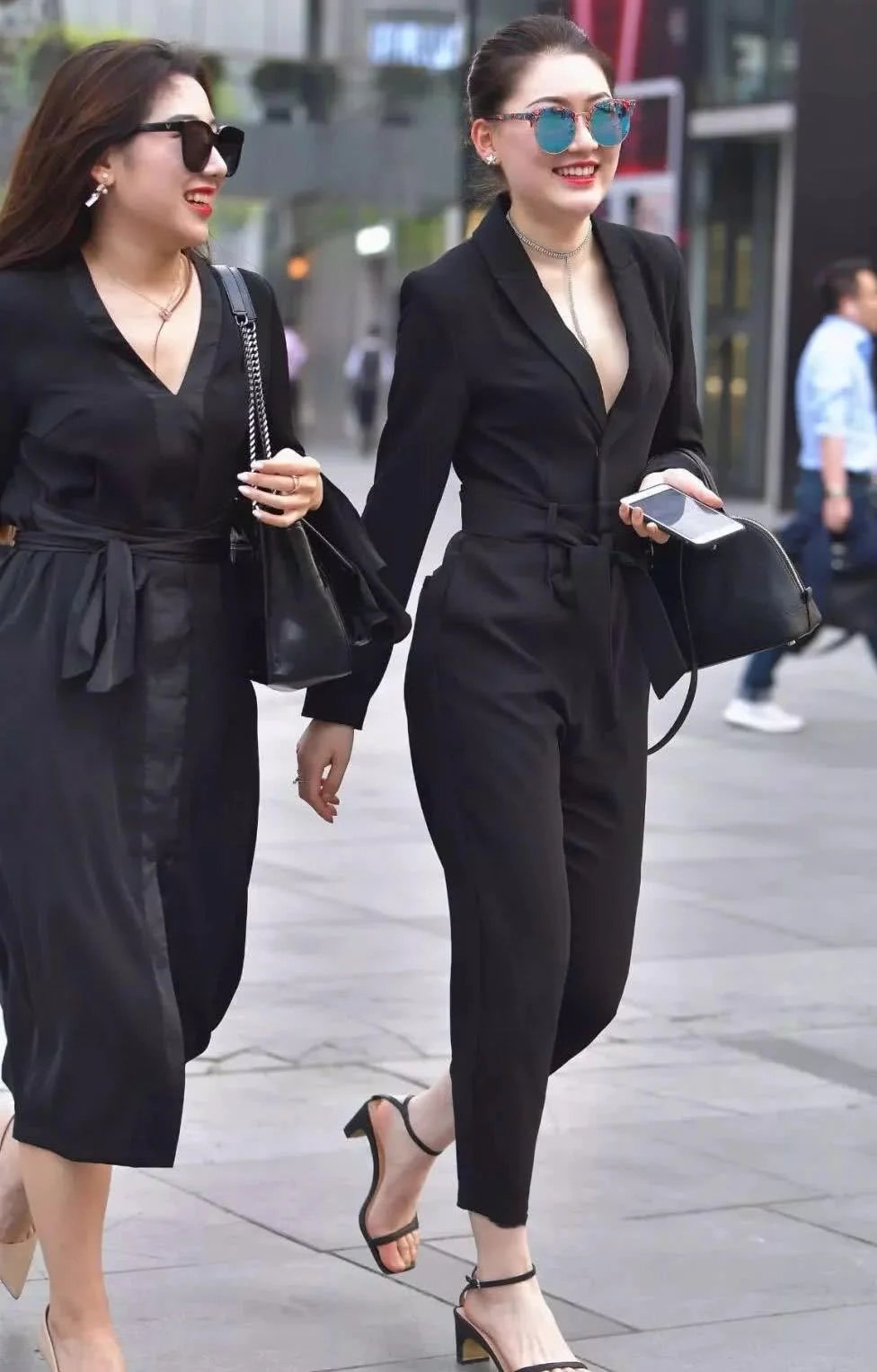 时尚街头姐妹花大秀完美身材，她一个人把镜头全占了