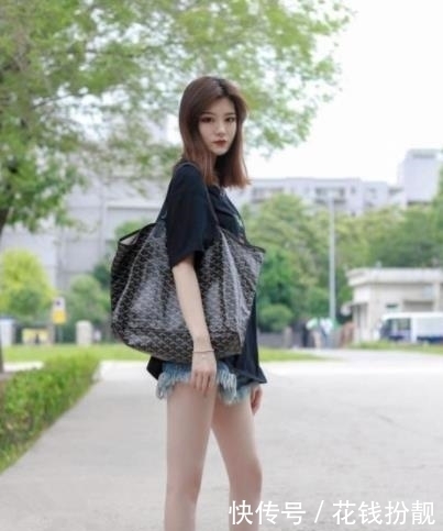 「 身穿」秀出纤细长腿,媚而不俗,街拍:小美女身穿白色吊带配短裤