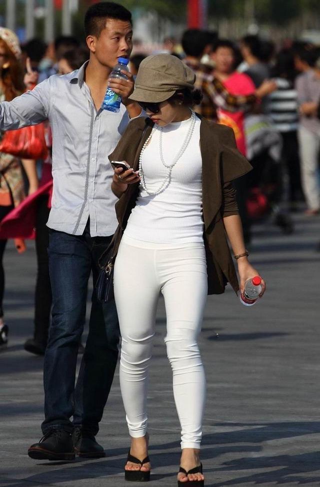 白色紧身裤带来的显瘦效果！