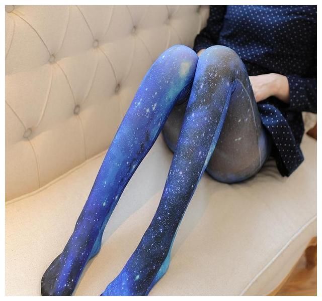 美图:紧身裤小姐姐拥有一双修长均匀的美腿，我居然放大看了好久