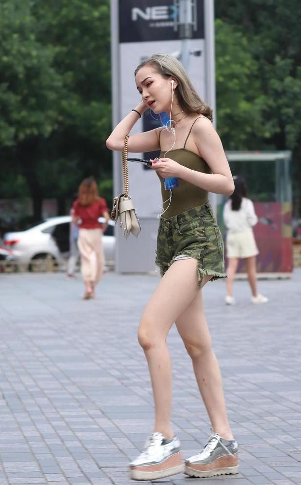 三里屯街拍:八位高冷范的姑娘时尚有型、各具特点,你喜哪一位?