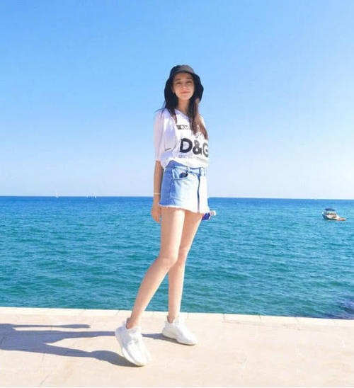 看到热巴的景点照，以后旅游都不敢拍了，这样的大长腿谁能比