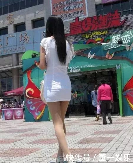 白色连衣裙小姐姐搭配白色高跟鞋，穿出休闲惬意的感觉来，还有点