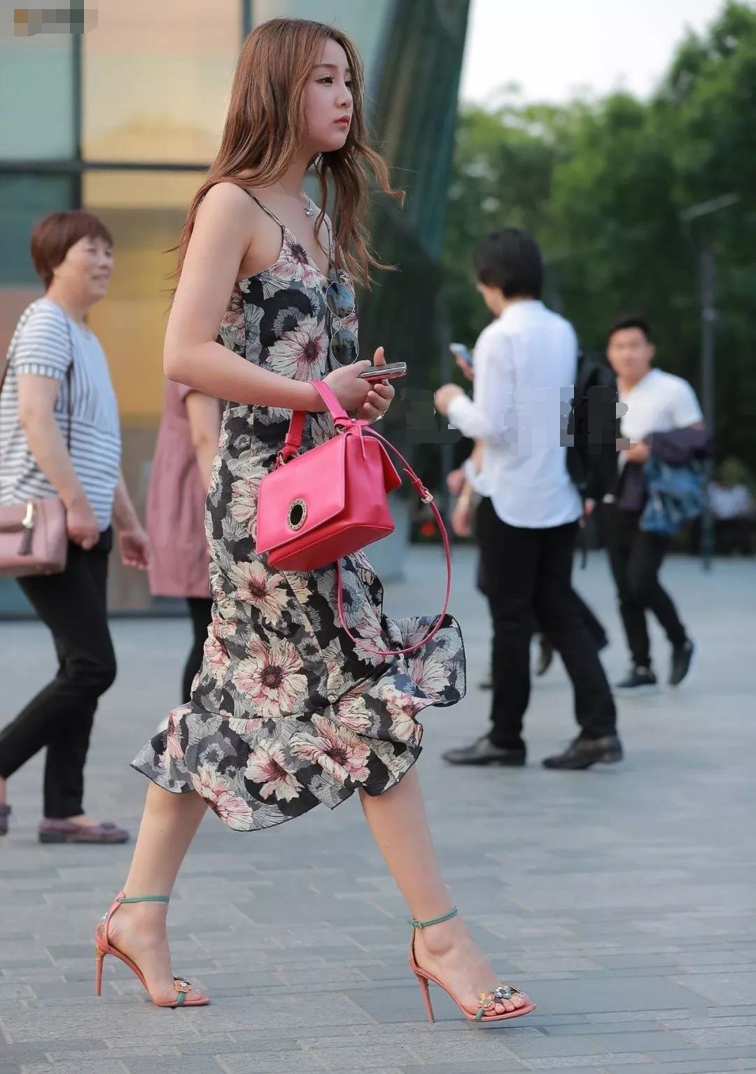 街拍路人，洋气又独特的时尚穿搭参考，让你尽显尊贵高雅的女神范