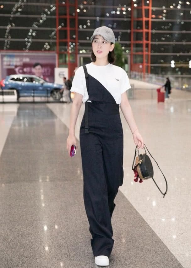 马苏现在什么都敢穿！黑色礼服大秀美背，看着这个造型瞬间垮掉