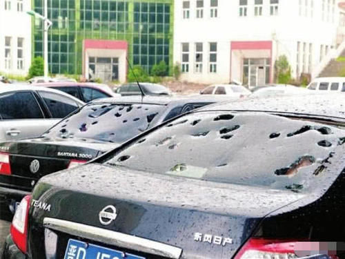  #汽车#天降冰雹，许多汽车都解开了遮羞布，网友：质量好才是真