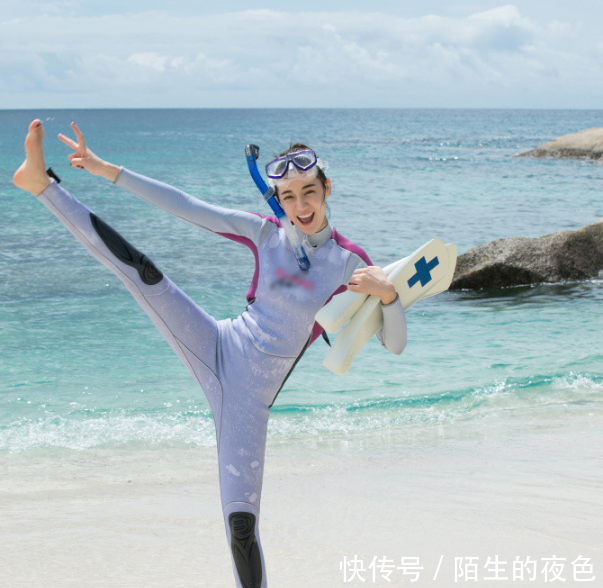 谁说潜水服不时尚，迪丽热巴穿上身材藏都藏不住了，这造型给满分