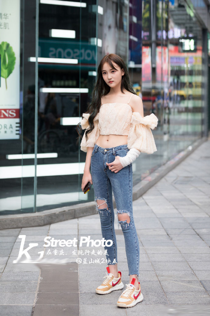 街拍成都:亮眼的清凉穿搭参考，多看看还是有好处的!