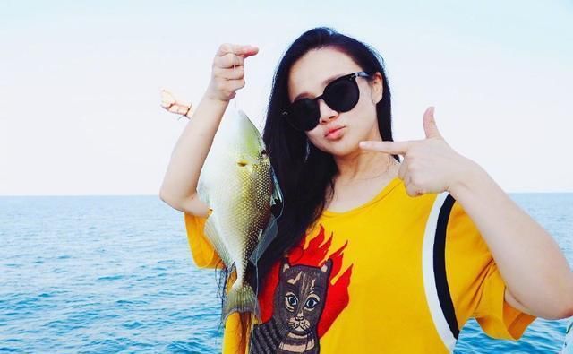 凹凸■穿大T也难掩凹凸美，冉莹颖火辣不减当年！短裤凹出比基尼既视感
