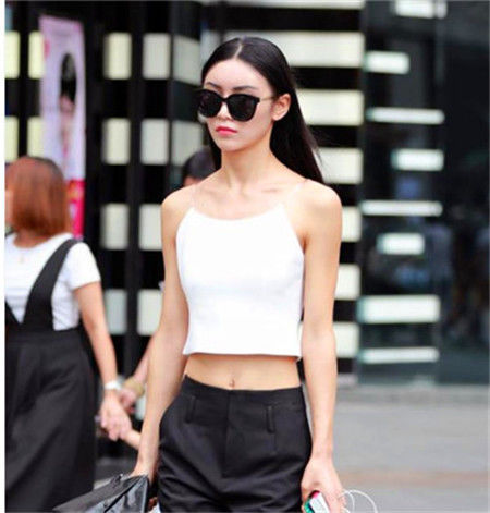 「气质」街拍:气质优雅的美女,身穿白色背心,露出纤细小蛮腰