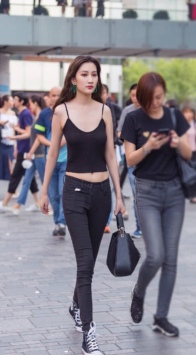 身材高挑的前台小姐姐，穿着一条修身长裤，一双大长腿显得鹤立鸡