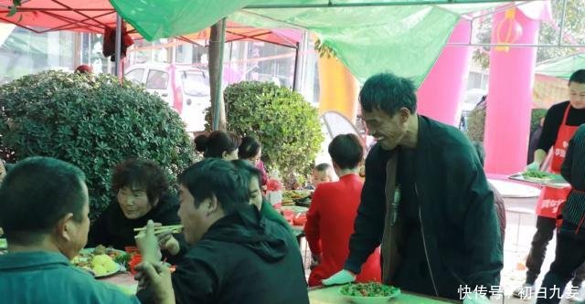  [超乎]苏北农村给新生儿“送粥米”，吃大席场面热闹非常，超乎想象！