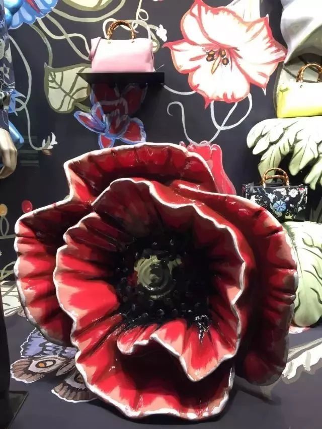 没想到!她把《演戏攻略》中的元素用在橱窗里,高级炸了!