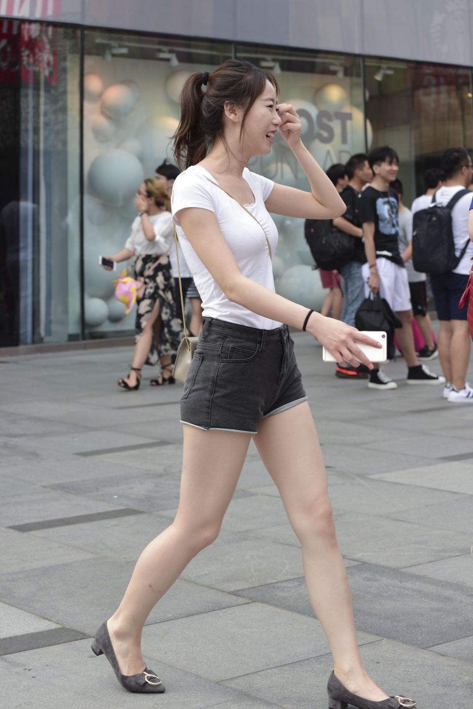 街拍联盟:白嫩丰满身材的热裤美女,很有女人味