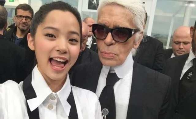  『姚晨』香奈儿老佛爷，与其她女星同照时都是高冷脸，唯独对她笑了