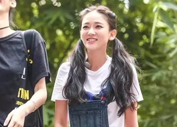 两个小揪揪的唐艺昕看起来最多18！