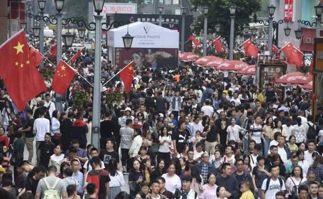 长沙再次实力圈粉!烈士公园都是人山人海!今天你在哪个景点排长