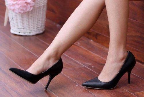 一双合适的高跟鞋，拉长美女的腿部线条，变成大长细腿