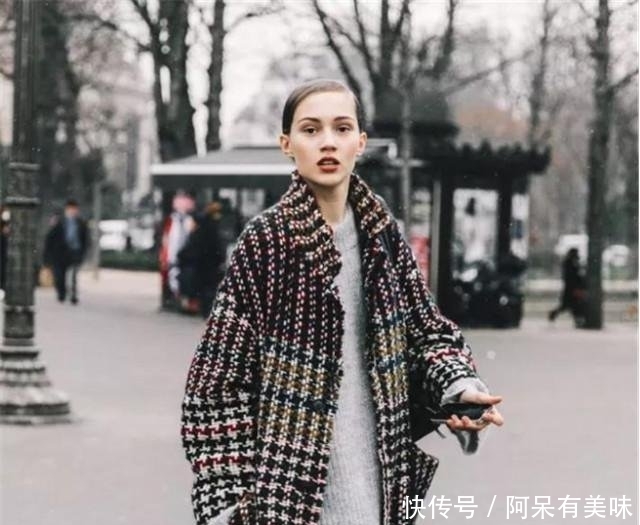  #秋冬季节穿#女人不管什么身材，秋冬穿大衣时，搭配这4双鞋子，时髦超显腿长