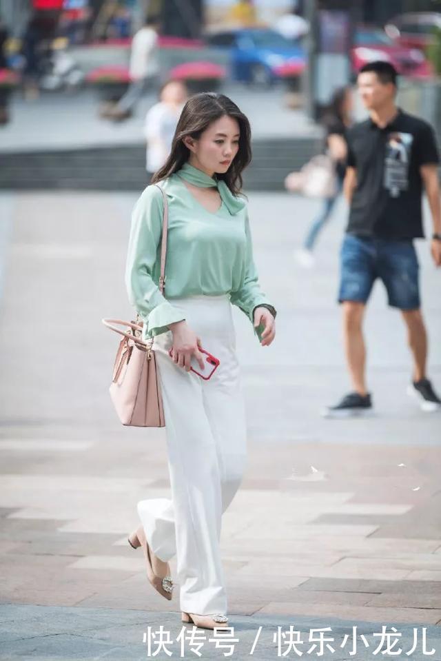 『半身裙』街拍:搭配网纱的半身裙,既有小女人的轻熟风,又可以包容不完美的身材