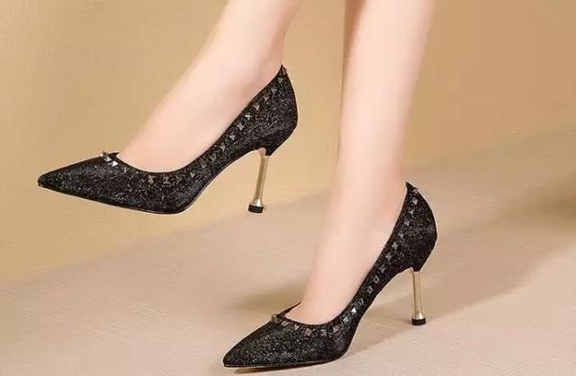 尖头设计的高跟鞋上脚很显女人味