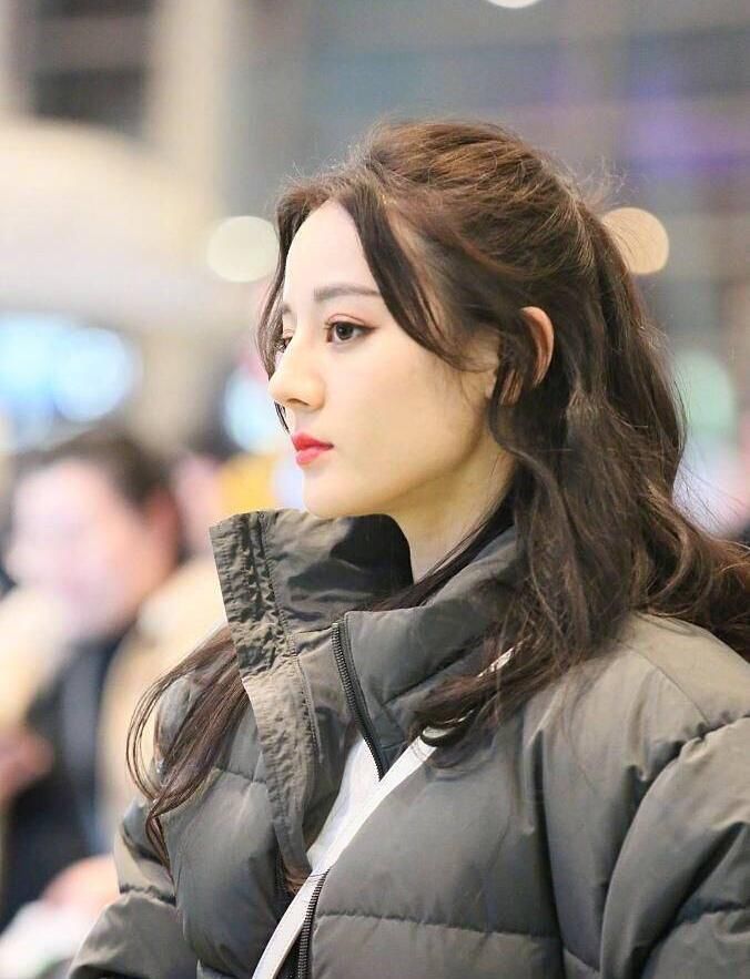 热巴瘦出新高度，细如麻杆的腿还多一条缝，网友:穿最小号都大吧