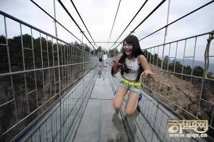 世上最长全透明玻璃桥开放!美女吓尿说：谁背我过去，就嫁给他！