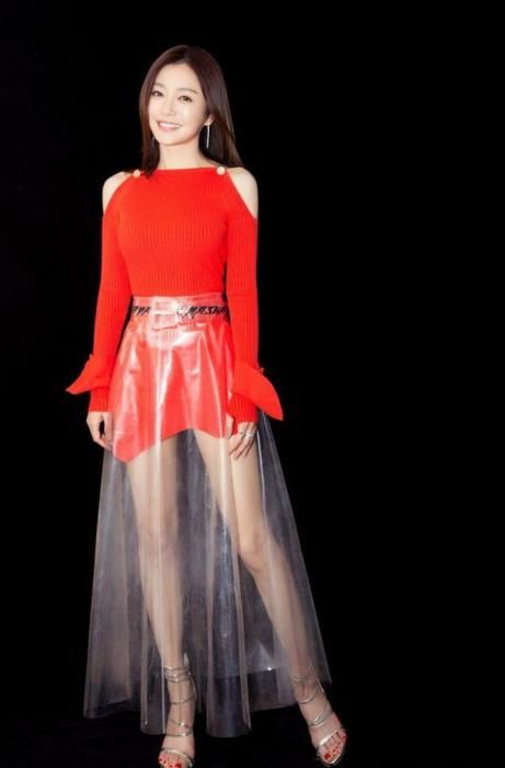 要不是靠着自己腿长的优势，秦岚穿这阔腿裤怕是要丑哭得节奏吧！