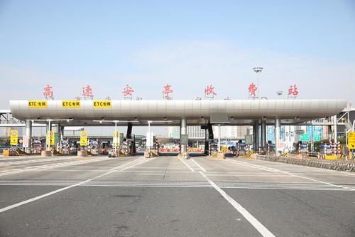  [人工车道]全国高速公路切换新系统首日：ETC收费车道通畅，人工