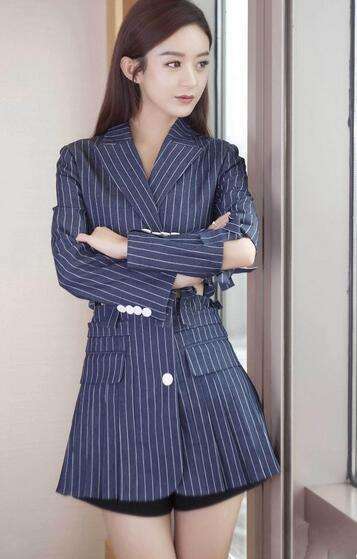 赵丽颖和迪丽热巴同穿西装，网友：终于明白了干练和霸气的区别