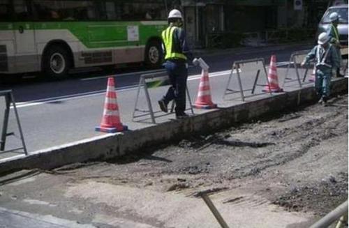 日本公路平平整整，中国公路却满是大小补丁？了解后，难以相信