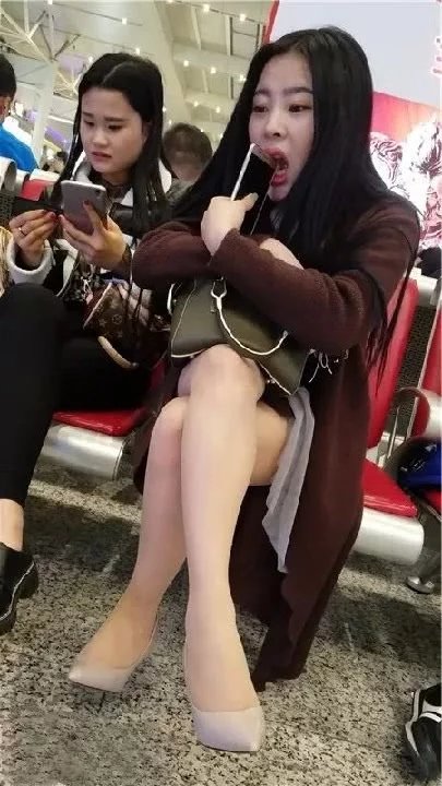 火车候车厅遇到的呆萌小姐姐，修长美腿即使坐着都无比亮眼