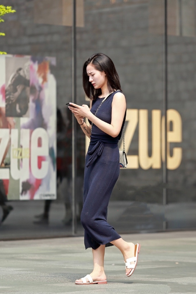 街拍：一步长裙的大姐姐，在阳光下大长腿掩盖不住!