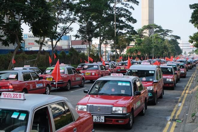  「出租车」庆祝新中国成立70周年，香港逾2000辆出租车挂国旗巡