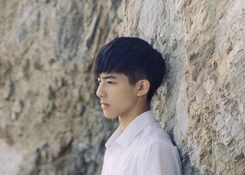  春季@男生别嫌弃“短盖头”发型，2020春季这样剪头发，帅气又减龄