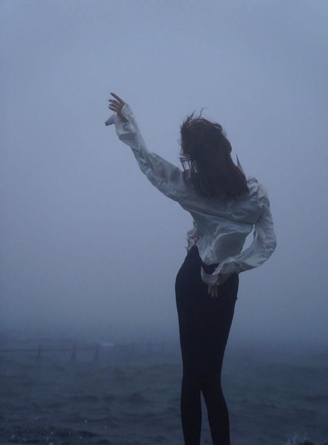 张蓝心海边朦胧美照，风撩衬衫露出小蛮腰，尽显性感曲线