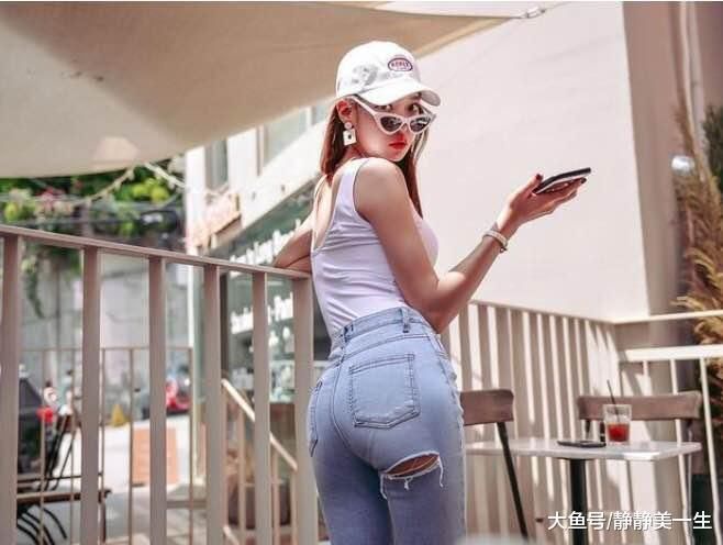 不吸烟的女孩儿也要穿上最流行的烟筒裤!