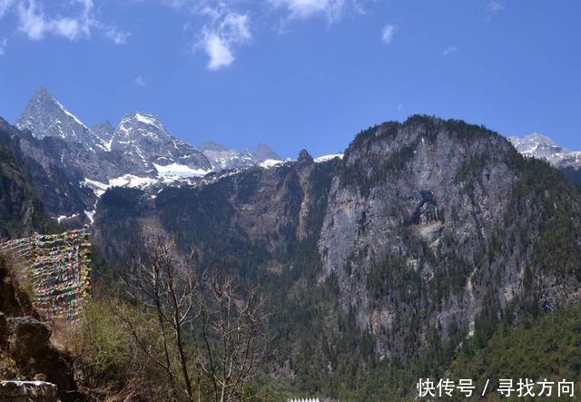 位于秘境之中,巴拉格宗显得十分奇特,如仙境一般