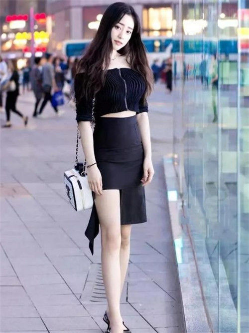 #魅力四射#吊带上衣的小姐姐,魅力四射,散发出不一样的品味
