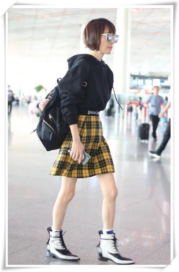 48岁鲁豫穿18岁衣服真的好吗?网友:法令纹和松弛的嘴角太吓人