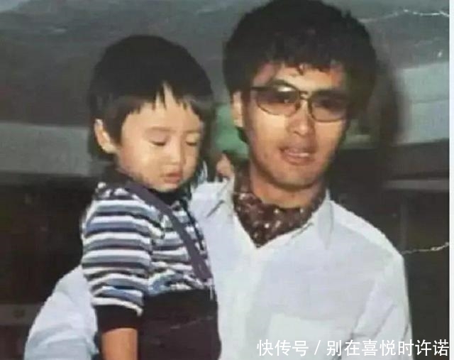 老照片@明星罕见老照片发哥抱谢霆锋去买可乐,成龙和六小龄童还有合照