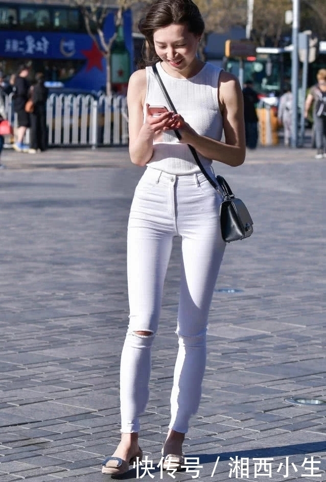 街拍：身材高挑修长曲线的气质美女，完美的身材穿上白色紧身裤，